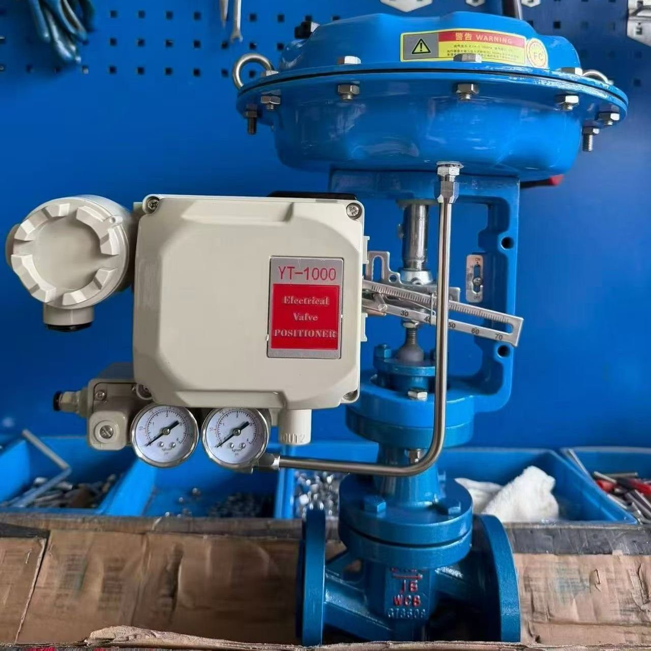YT-1000 electrical valve positioner mounted on pneumatic control valve