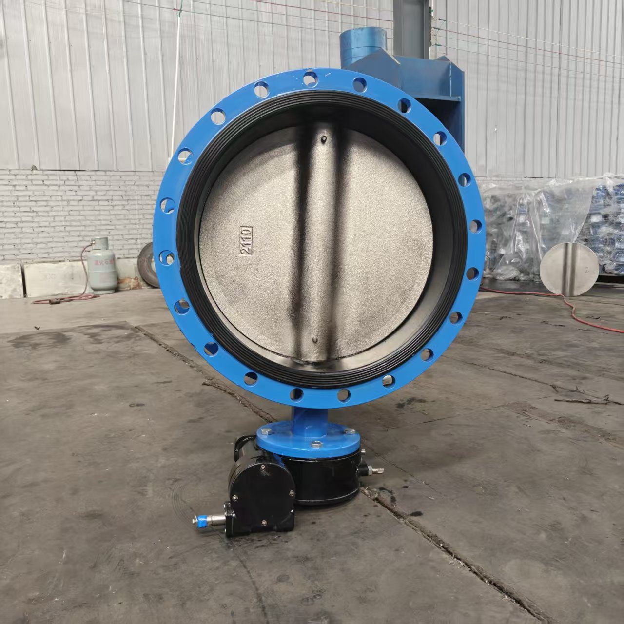 Flanged butterfly valve with blue body and worm gear actuator – Reguvale factory