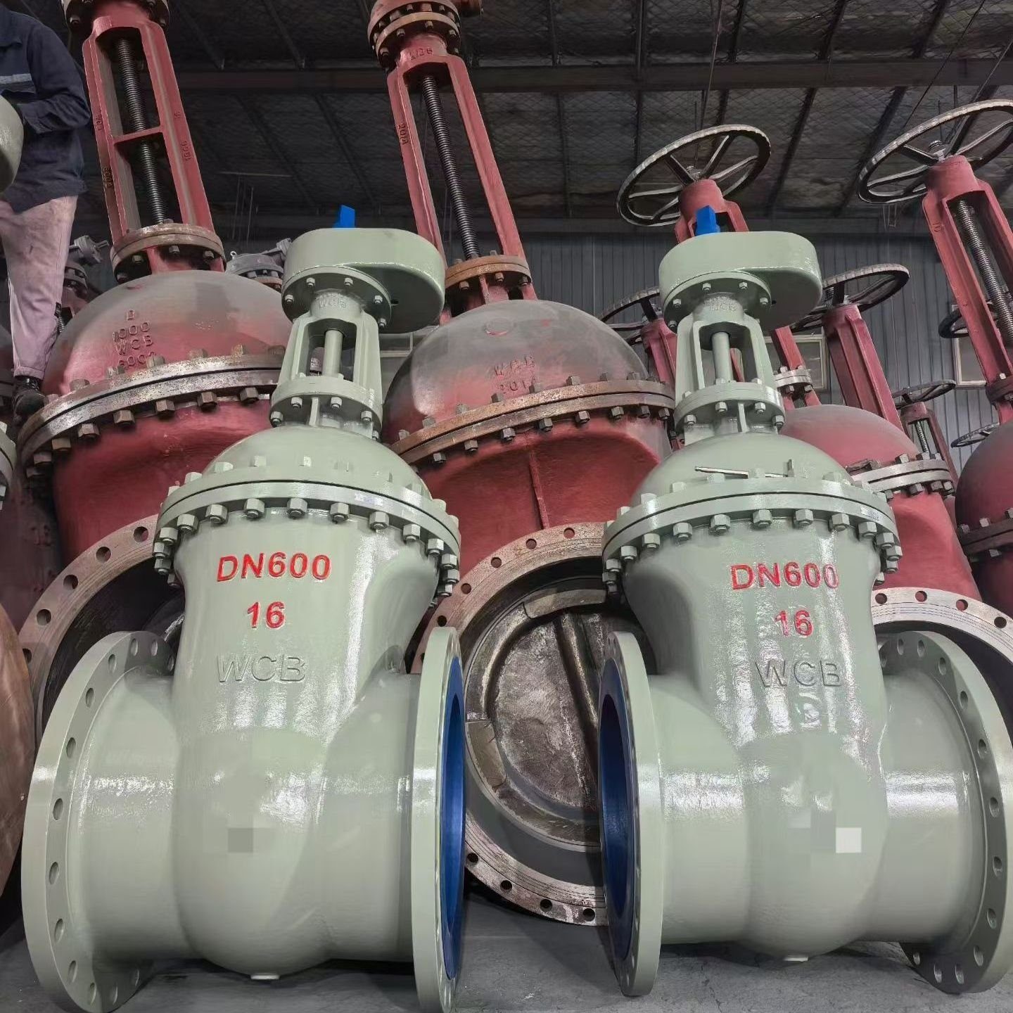 DN600 WCB wedge gate valves with green and red painted bodies